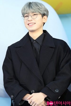 [TEN PHOTO] 세븐틴 원우 &#39;미소에 반해&#39;