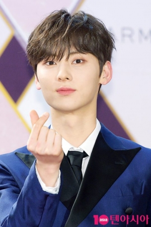 [TEN PHOTO]뉴이스트 황민현 &#39;황제의 훤칠한 외모&#39;