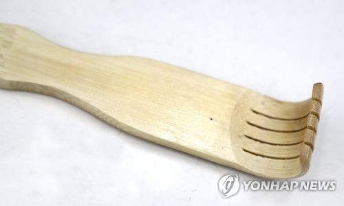 효자손으로 10대 아들 때려 피멍 들게 한 부친 징역형