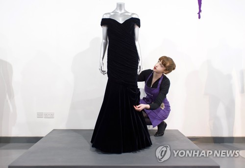 '트라볼타와 춤추는 다이애나' 드레스 4억2천만원에 팔려