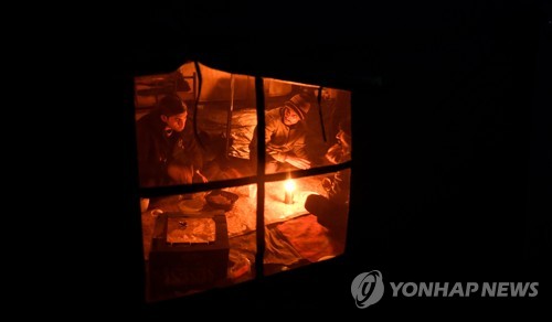 난민 수백명 쓰레기터 천막촌서 '오들오들'… 겨울 왔는데 방치