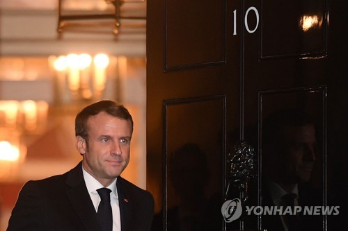 마크롱 "나토뇌사 발언 유지…러시아와 대화 나서야"