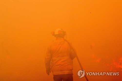 산불 연기로 뒤덮힌 시드니…공기 질 위험수위보다 10배 나빠