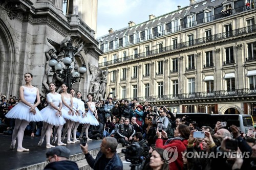 파리 오페라발레단이 거리에서 '백조의 호수' 공연한 까닭