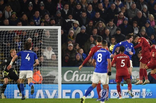 리버풀, EPL 1·2위 맞대결서 레스터 4-0 제압…18경기 무패