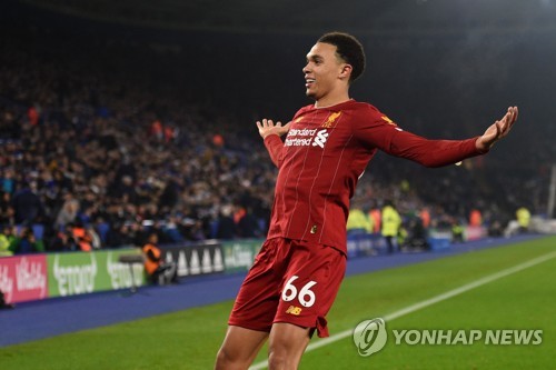 리버풀, EPL 1·2위 맞대결서 레스터 4-0 제압…18경기 무패