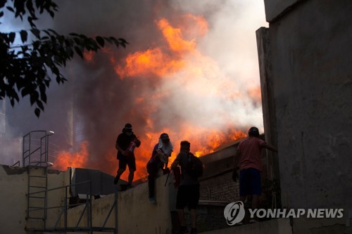 칠레 시위 다시 격화…영화관 불타고 사망자 27명으로 늘어