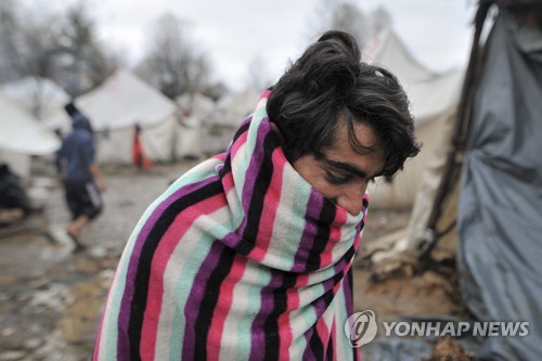 난민 수백명 쓰레기터 천막촌서 '오들오들'… 겨울 왔는데 방치