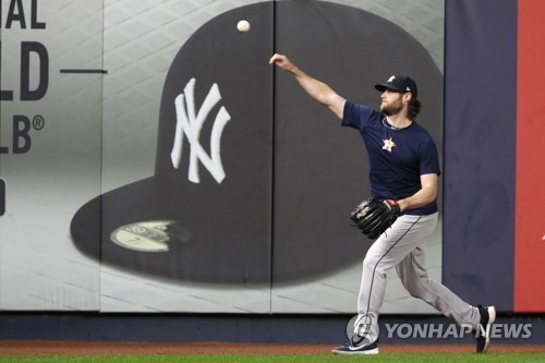 MLB 양키스의 '특별 제작 선물' 콜 부부 마음 잡았다