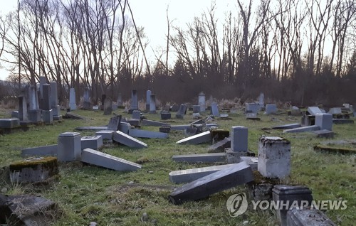 슬로바키아서 일주일새 유대인 묘비 80여개 훼손…경찰 수사