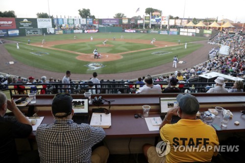 '로봇 심판' 5년내 MLB에 도입…MLB 심판들 노사계약서 합의