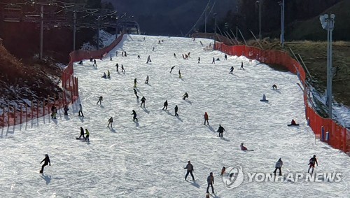 '겨울이 좋아'…스키장·관광지·축제장 나들이객 북적