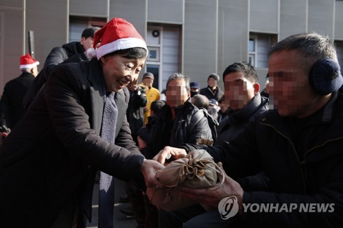 미세먼지에 차분한 성탄 전야…'사랑하는 사람들과 함께'