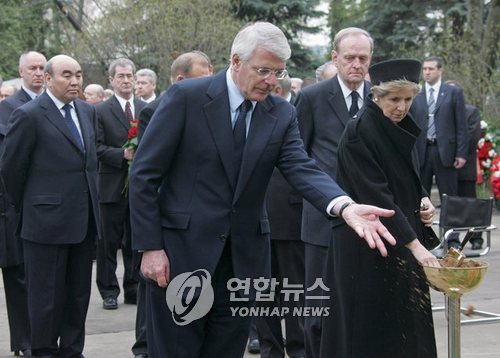 "英 '술꾼' 옐친 돌연사 염려…러 나토 가입 추진"…드러난 비화