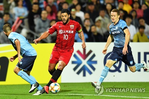 축구 스타 헐크, 이혼 3개월 만에 전처 '조카'와 열애