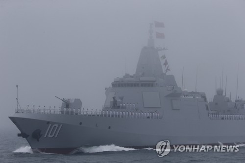 '군사굴기' 中, 구축함 2척 동시 진수…"올해 신무기 대거 공개"