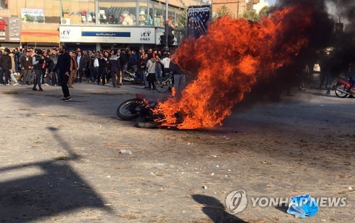 "이란 외환보유고 바닥난다" 美당국자들 경제대란설 주장