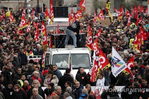 프랑스 전국 250곳서 연금개편 저지 집회·총파업