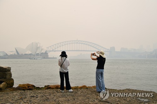 산불 연기로 뒤덮힌 시드니…공기 질 위험수위보다 10배 나빠