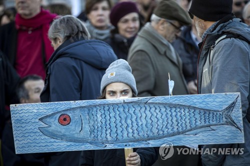 反극우 '정어리떼' 伊수도 로마에 상륙…역대 최대 10만명 운집