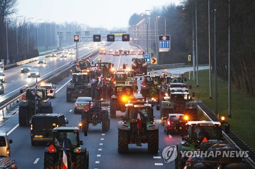 네덜란드 농부들, 오염물질 배출 저감정책 항의 '트랙터 시위'