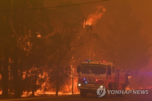 호주 남동부서 산불 확산…2명 추가 사망·4천여명 고립(종합)