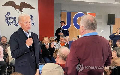 "거짓말쟁이" "늙어빠졌다"…美 바이든, 유권자에 '버럭'