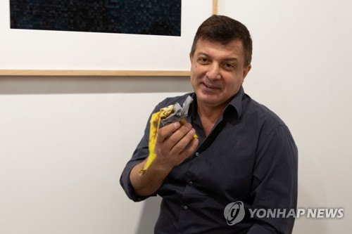 1억짜리 바나나 예술작품 꿀꺽…행위예술가 "배고파 먹었다"