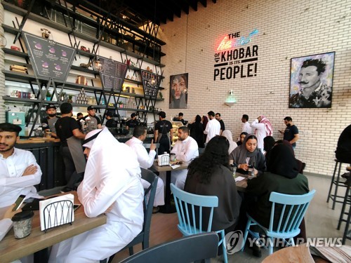 사우디, 식당서 남녀분리 폐지…"영업·투자 기대"(종합)