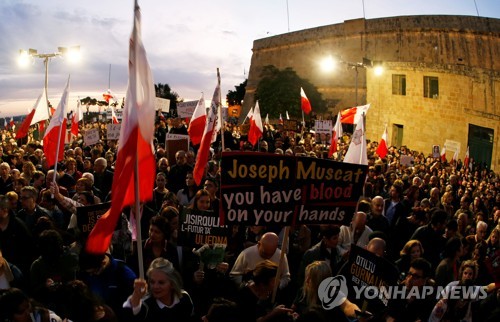 몰타 反정부시위대, 정부청사 난입·연좌농성…"총리 물러나라"