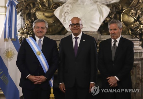 아르헨 대통령 취임식서 발돌린 美특사…마두로측 참석에 '불쾌'