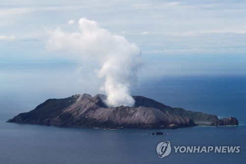 뉴질랜드 경찰 "화산 참사 실종자 2명 바다로 떠내려간 듯"