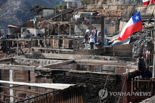 칠레 관광명소 '방화 추정' 산불에 저소득층 700명 노숙