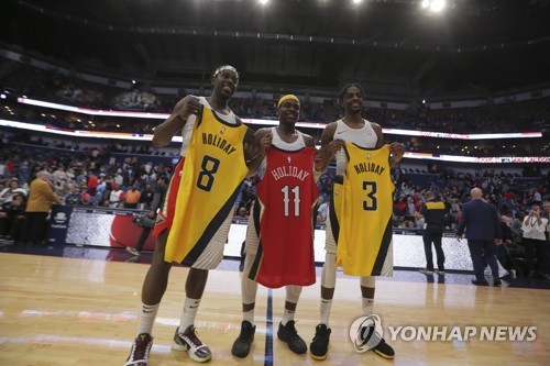 홀리데이 '3형제가 한 코트에'…NBA 역대 처음