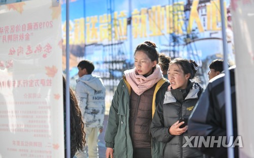 中, 경기하강에 '긴장'…리커창 "고용안정 추가조치 필요"