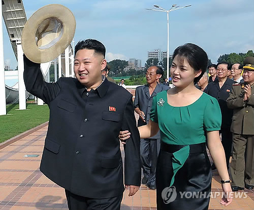 北김정은·리설주, '부부애' 과시…부인 공개안한 김정일과 대비