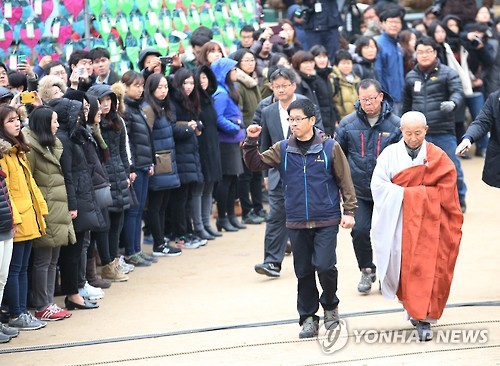 [순간포착] 주먹 쥔 한상균과 고개 숙인 도법스님