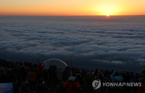 한라산 백록담서 경자년 새해 첫 일출 보세요…야간산행 허용