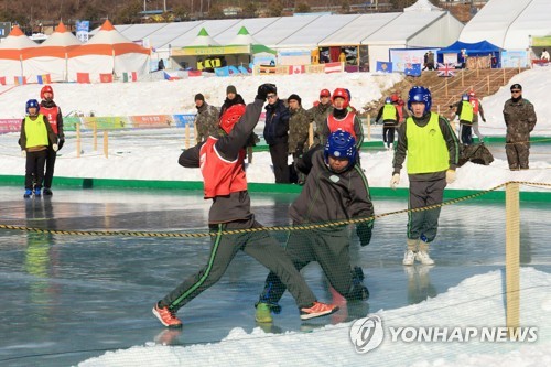 "상금 3천만원의 주인공은?"…전국얼음축구대회 인제서 열려