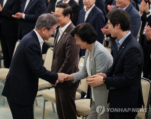 文대통령, '秋다르크 카드' 꺼냈다…靑-檢 대립속 '윤석열 견제'