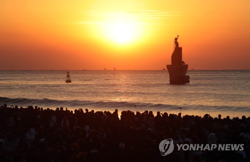 부산 앞바다서 경자년 선상 해맞이…선박 9척, 520명 승선