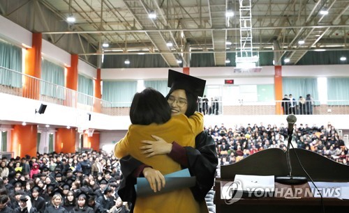 "2월 졸업은 옛말" 강원지역 28개 고교 '12월의 졸업식' 열어