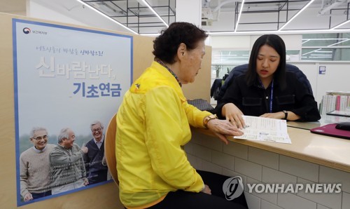 내년 노인 단독가구 월소득 148만원 이하면 기초연금 받는다