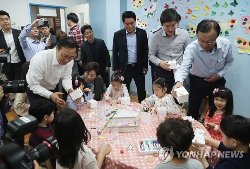 이해찬, 연말 맞아 '파란 희망 상자' 복지관에 전달