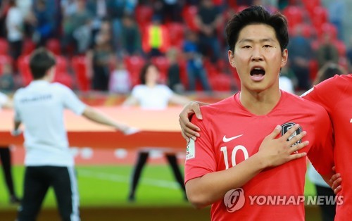 손흥민, AFC '국제선수상' 3번째 수상…이강인은 유망주상