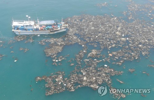 해경청, 긴급피난 중국어선 해상쓰레기 투기 집중단속