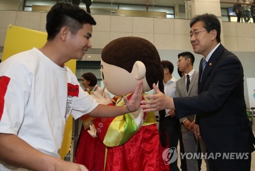 문체부 "올해 외래관광객 역대 최다 1천750만명 전망"