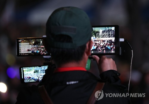 黃 '보수 유튜버 챙기기'…'언론 삼진아웃제'는 논란끝 철회