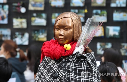 수요집회 바로 옆에서 "소녀상 철거하라" 맞불 집회