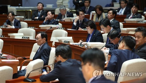 민주, 의총 열고 한국당 '무차별 필리버스터' 대응 전략 논의